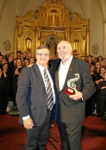 A la izquierda el concejal de Cultura, Francisco Gonzalez que hizo entrega a la Coral de Tomares del emblema del festival.