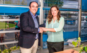 Marcos Martín, gerente de Emahsa, y Manuela Romero, presidenta del Sporting, durante la firma del convenio.