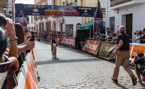 Momento en el que el ganador, Jesús del Nero, entra en la meta.