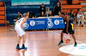 Terrick Phillips aportó dos puntos a su equipo en el partido de su debut.