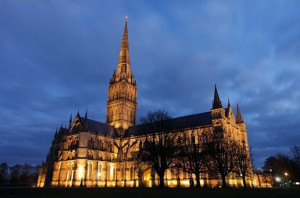 La catedral de Salisbury iluminada.