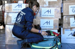 La onubense Cindia Morales, responsable de la Unidad Médica,  preparando el material en el Parque de Bomberos de Huelva