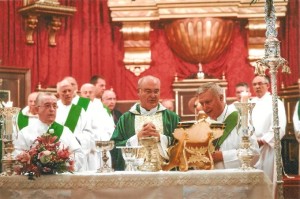 Don Diego Capado en sus Bodas de Oro sacerdotales. Detrás de él, al fondo, podemos ver la figura de nuestro actual Obispo.