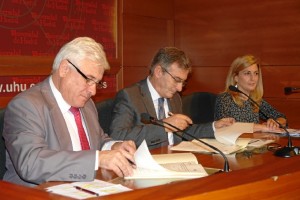 Un momento de la firma del convenio entre Aiqbe y la UHU.