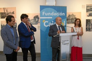 Un momento de la inauguración en la sala de exposiciones Plus Ultra de la exposición de fotografía antigua ‘La Huelva romántica en tiempos de Hauser y Menet (1892-1910)’. / Foto: Pablo Sayago. 