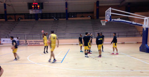 Calentamiento previo al partido de los jugadores del CDB Enrique Benítez en San Fernando. / Foto: @PrensaEBenitez.