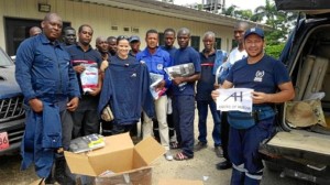 Otro momento de la entrega del material a los miembros del entrega del material a miembros del Cuerpos de bomberos de la localidad haitiana de Tabarre.