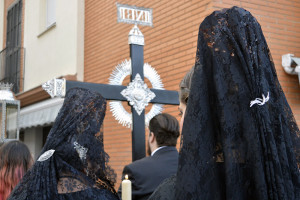 Hermanas de mantilla abrían el cortejo que acompañaba a la imagen