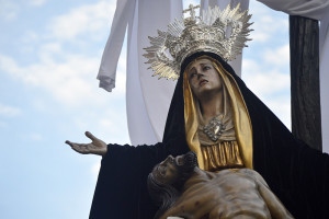 La talla lucía radiante con su nueva corona y manto de tela