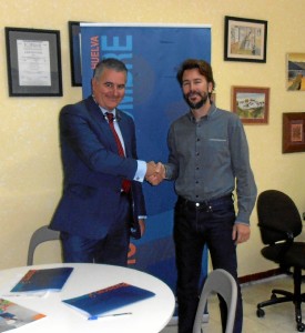 Momento de la firma del convenio de colaboración entre la Cámara de la Propiedad Urbana de Huelva y Provincia con Proyecto Hombre.