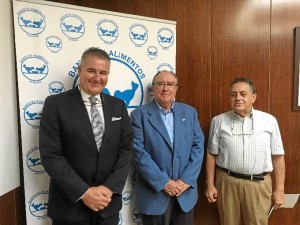 Un momento de la firma del convenio entre el Banco de Alimentos de Huelva y la Cámara de la Propiedad urbana de Huelva. 