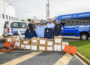 Momento de la entrega del material donado por Aguas de Huelva a la ONG ONG Bomberos Unidos sin Fronteras (Busf-Huelva). 