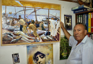 Garces en su estudio con su replica a la pesca del atún  de Sorolla.