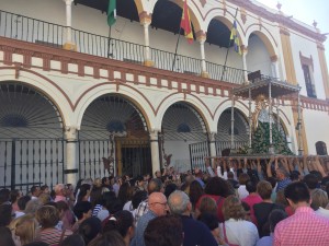 A su paso por el Ayuntamiento de Moguer.