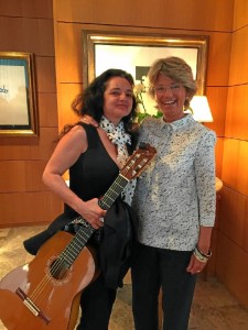 La onubense, junto a María Jesús Figa López -Palop, embajadora de España en Finlandia, durante el concierto que ofreció en la residencia de la Embajada el pasado mes de junio.