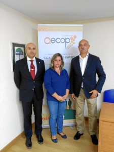 De izquierda a derecha: D. Manuel Martín Gómez, delegado AECOP Huelva; Dña. María Isabel González, presidenta C.O. Graduados Sociales de Huelva) y D. Manuel García Palomo, presidente AECOP Andalucía. 