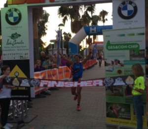 La gaditana Esther Córdoba, campeona femenina LD, entrando en la meta.