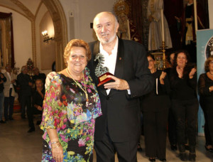 Vicente Sanchís recibe de la alcaldesa, Antonia Grao, la estatuilla del Festival.