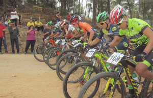 Momento de la salida de la prueba ciclista que tuvo lugar en Moguer.