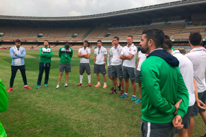 Jugadores y técnico de la Olímpica, momentos antes de comenzar el partido, sobre el césped de Chapín. / Foto: @OlimpicaValveCF.