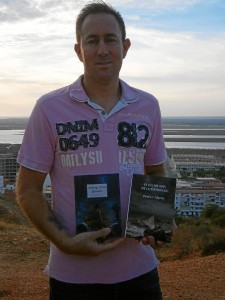 El autor con sus dos novelas, 'El color gris de la esperanza' y 'Al abrigo de los girasoles'.