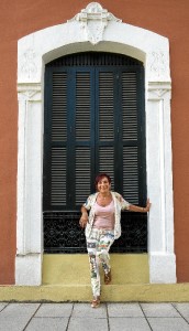 La escritora recomienda el libro a mujeres y jóvenes que quieran conocer cómo era la vida hace unas décadas. / Foto: Adolfo Morales.