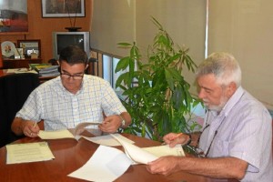 Momento de la firma del convenio entre el delegado Territorial de Educación de la Junta de Andalucía, Vicente Zarza, y el alcalde de Villarrasa, Ildefonso Martín. 