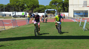 Momento del sprint entre José María Beltrán y Juan Carlos Retamales, resuelto en favor del primero.