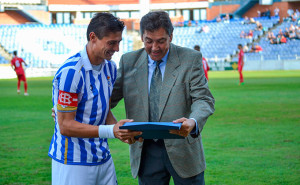 Jesús Vázquez, recibiendo del presidente del Recre, Manolo Zambrano, una placa conmemorativa por los 300 partidos oficiales con el Decano. / Foto: Pablo Sayago.