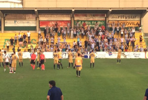 Los jugadores del Recre saludan a sus aficionados una vez concluido el choque en Los Barrios. / Foto: G. D.