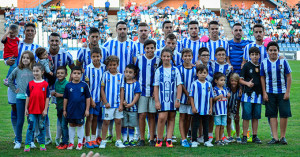 El once del Recre con muchos niños antes de comenzar el partido. / Foto: Pablo Sayago.