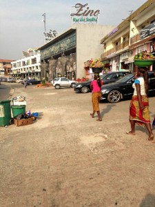 Una de las calles comerciales de Abiyán.