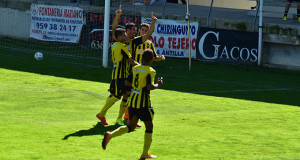 Los jugadores del San Roque de Lepe celebran el tanto de Álex Hornillo. / Foto: San Roque de Lepe.