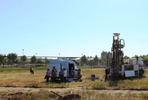 Realizando los sondeos en la zona, donde se ha incorporado un grupo de geólogos de la Onubense dirigidos por Joaquín Rodríguez-Vidal. / Foto: Juan Manuel Campos.