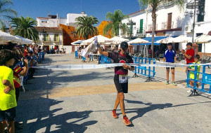 Juan Pérez, ganador de la prueba, en el momento de cruzar la meta.