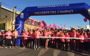 Momento de la salida de la carrera solidaria celebrada en Valverde del Camino.