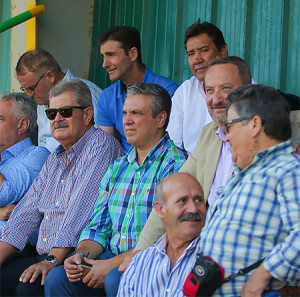 Manolo Zambrano, junto a Toledano en el palco del estadio de San Rafael de Los Barrios, en el partido ante la Balona. / Foto: www.albiazules.es.