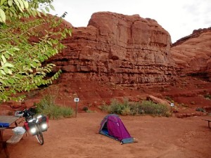 Su bici, en la zona de Monument Valley.