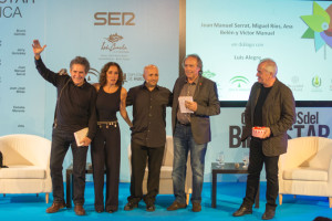 Miguel Ríos, Ana Belén, Víctor Manuel y Joan Manuel Serrat junto al periodista Alegre.