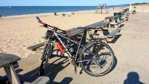 A lo largo de su viaje, ha ido narrando su aventura en una página de Facebook dirigida a conocidos y amigos. / En la imagen, su bicicleta en el Lago Michigan.