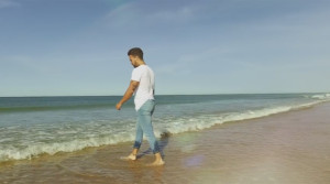 El videoclip está rodado en la playa de Mazagón.