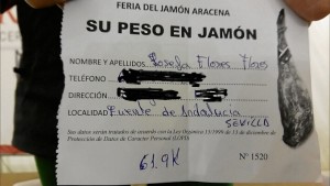 Ganadora su peso en jamón.