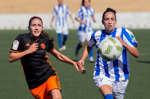 Natalia Gaitán -izquierda- pugna con la jugadora del equipo onubense Juliete. / Foto: www.lfp.es