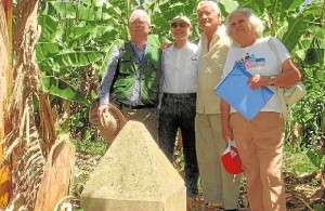 Alfonso Maldonado, Enrique Lechuga y María Luisa Cazorla junto al embajador español Manuel Hernández Ruigómez, junto al monolito esperando la autorización española para comenzar los trabajos de excavación. / Foto: Rafael Muñoz. 