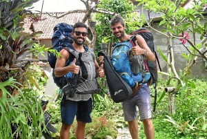 Carlos suele viajar su mochila y su ukele. En la imagen, junto a su amigo, que lo ha visitado durante dos semanas. 