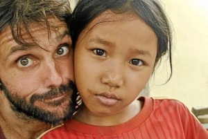 En Camboya, con Chana, una niña a la Carlos Naranjo daba clases de inglés. 