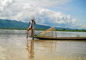 Pescador en lago Inle, Myanmar. Es muy característico la forma de pesca.