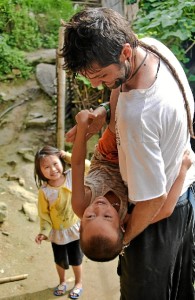 Jugando con los pequeños de la casa en una aldea en se alojó en Vietnam. 