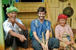 Carlos Naranjo inició su aventura en Asia en octubre de 2015. En la imagen, con unos locales en Myanmar.