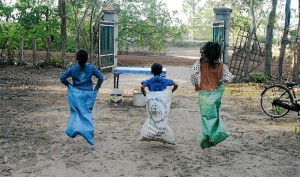 Jugando a carreras de sacos con niños del centro donde Carlos daba clases en Camboya. 